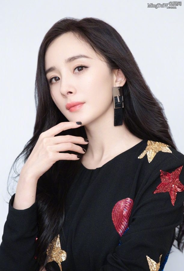 一颦一笑皆风景女神杨幂美腿玉足高跟(3/17)