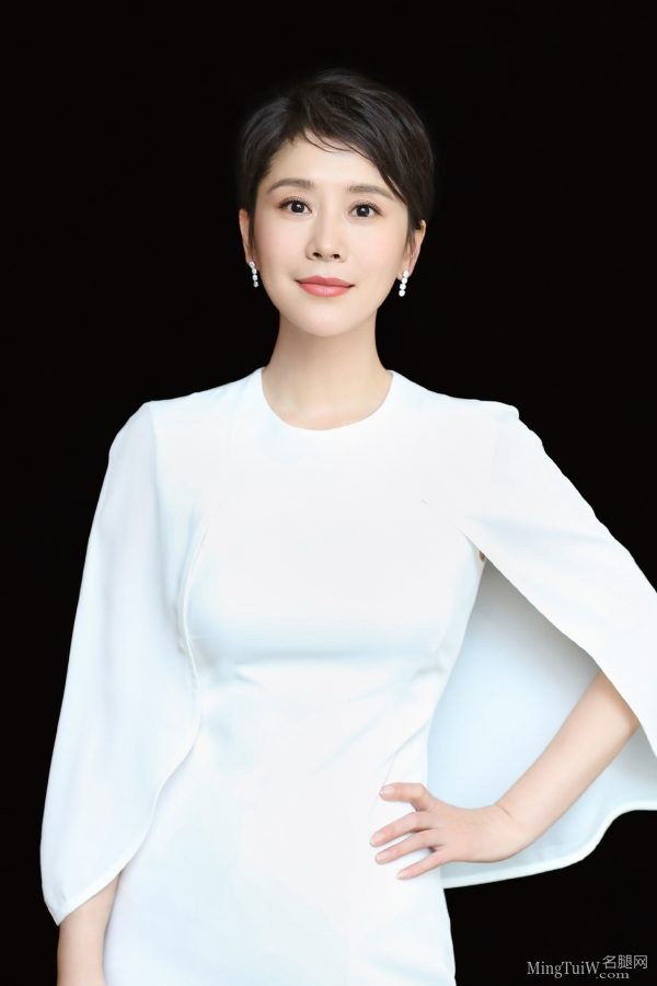 恬静优雅的女演员海清脚踩一字带凉高跟鞋(2/7)