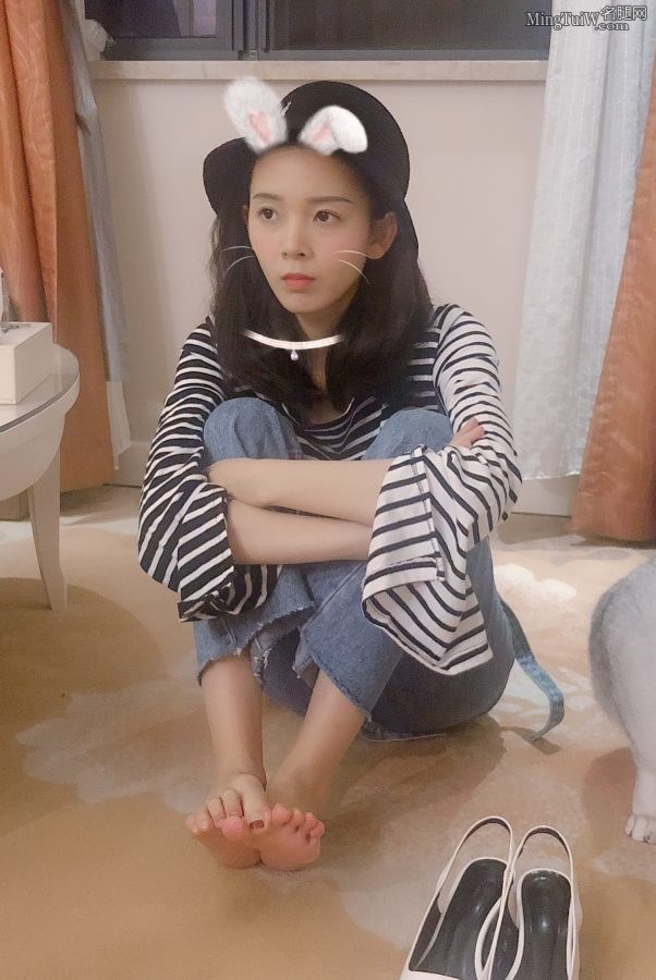 小丫头陈瑶光着脚丫子想什么呢(3/3)
