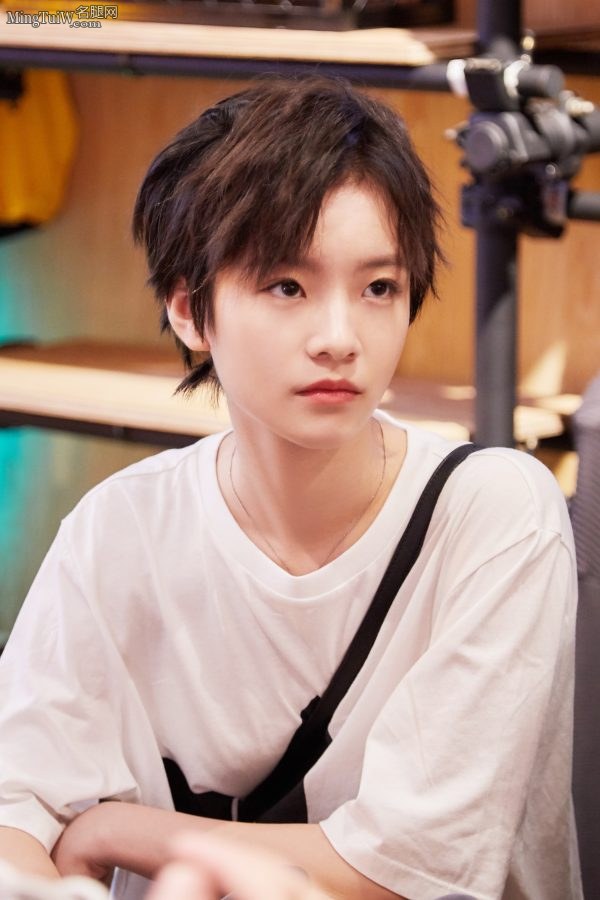 大长腿女孩李庚希代言阿迪达斯(2/3)