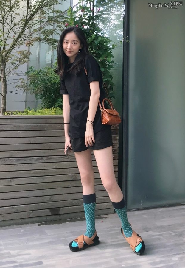 美丽的朱颜曼滋小姐姐自信秀长白腿(1/3)