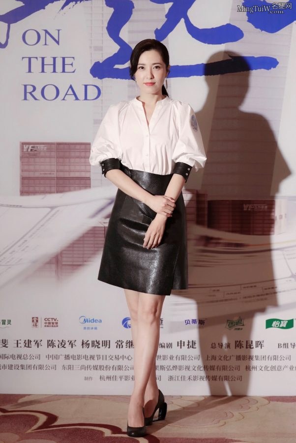 气质御姐曾黎黑色皮裙露白皙美腿(1/6)