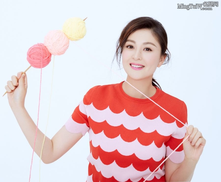 美女御姐戴娇倩写真秀足气质温婉(5/6)