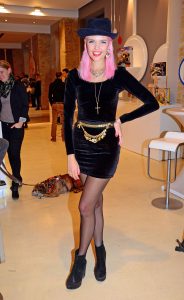 粉色头发的时尚设计师Bonnie Strange黑丝袜美腿