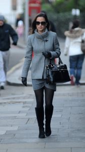 时髦的英国大姐姐Pippa Middleton冬天穿厚丝袜靴子外出