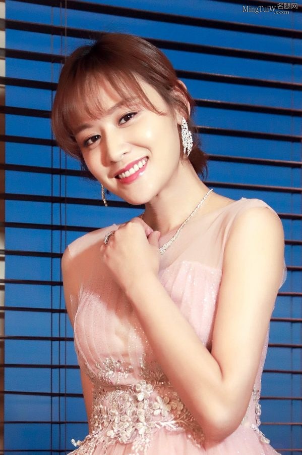 田亮老婆叶一茜身穿粉裙亮相满满少女感(2/6)