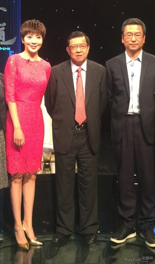 身材娇小的短发女主持紫檀脚踩尖头高跟鞋(4/4)