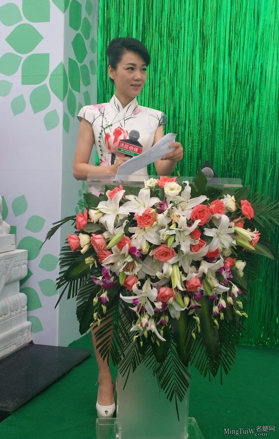 主持人周群修身旗袍白高跟可惜腿被挡住(1/2)