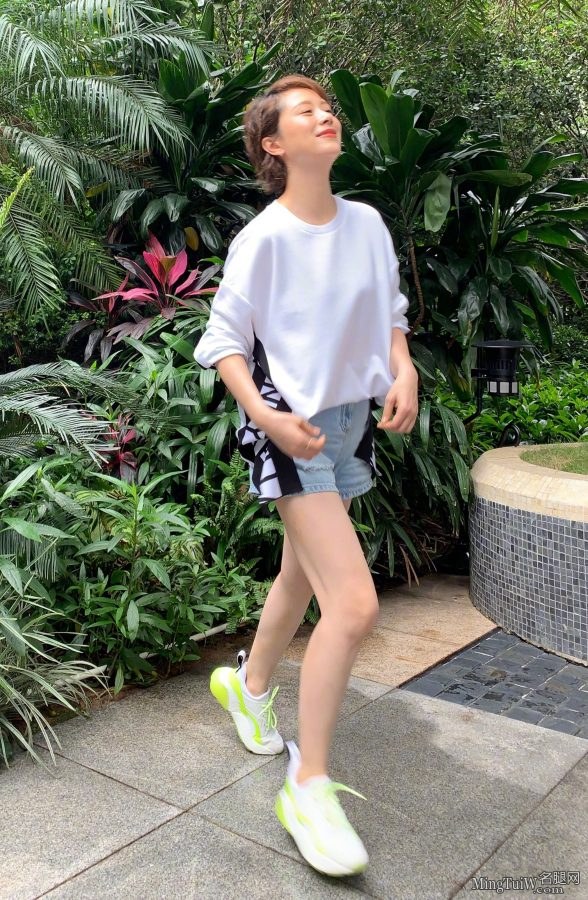 魅力短发大姐姐海清花园里秀白腿(4/7)