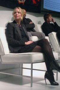 大表姐Jennifer Lawrence厚黑丝袜细跟短靴翘二郎腿+街拍