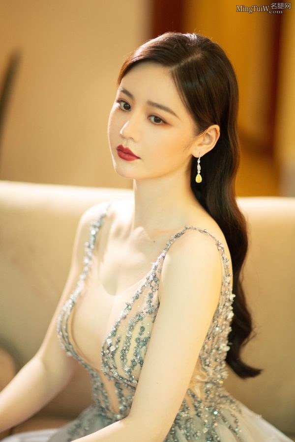 邱意浓年轻修长的身体亮相迷倒一大片(6/9)
