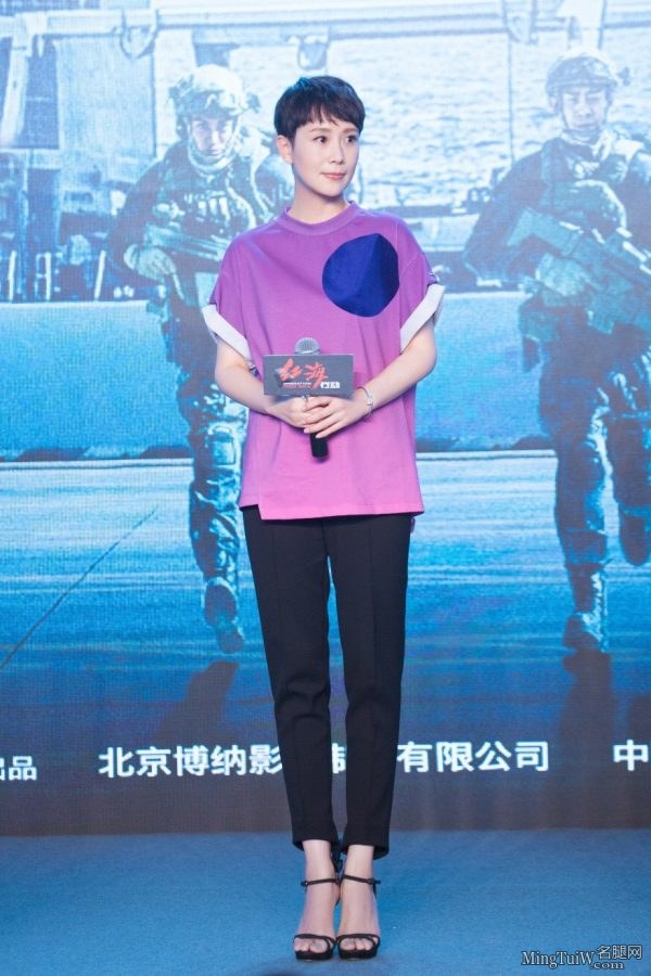 气质短头发美女海清脚踩蝴蝶高跟鞋(1/9)