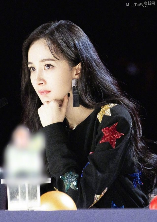 一颦一笑皆风景女神杨幂美腿玉足高跟(13/17)