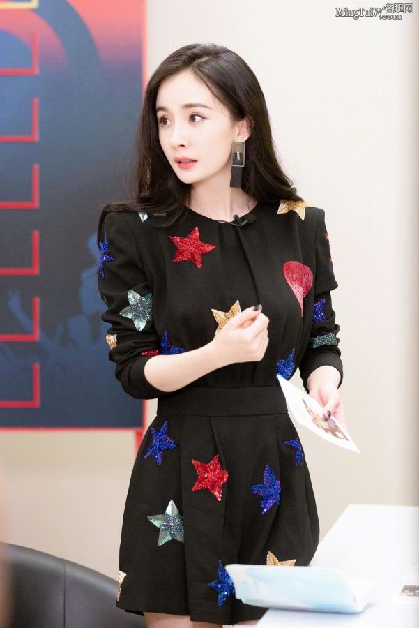 一颦一笑皆风景女神杨幂美腿玉足高跟(10/17)