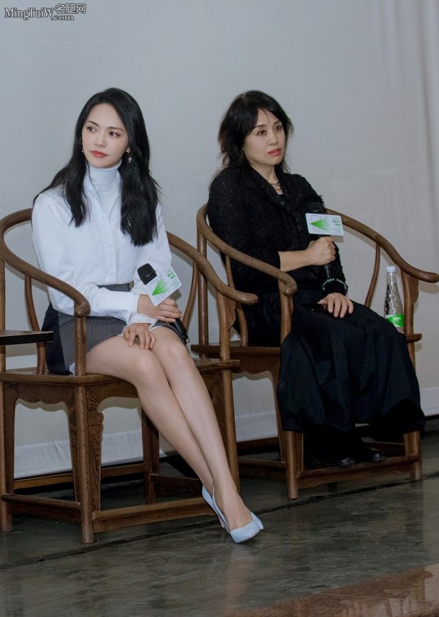 姚晨接受访问时展示又长又白的美腿(1/6)
