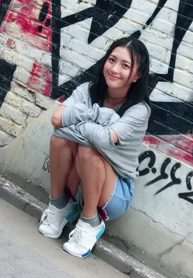 包文婧穿牛仔热裤露大白腿蹲在墙角(1/4)