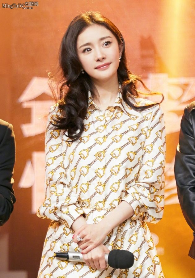 杨幂波浪长发美腿玉足真香(3/3)
