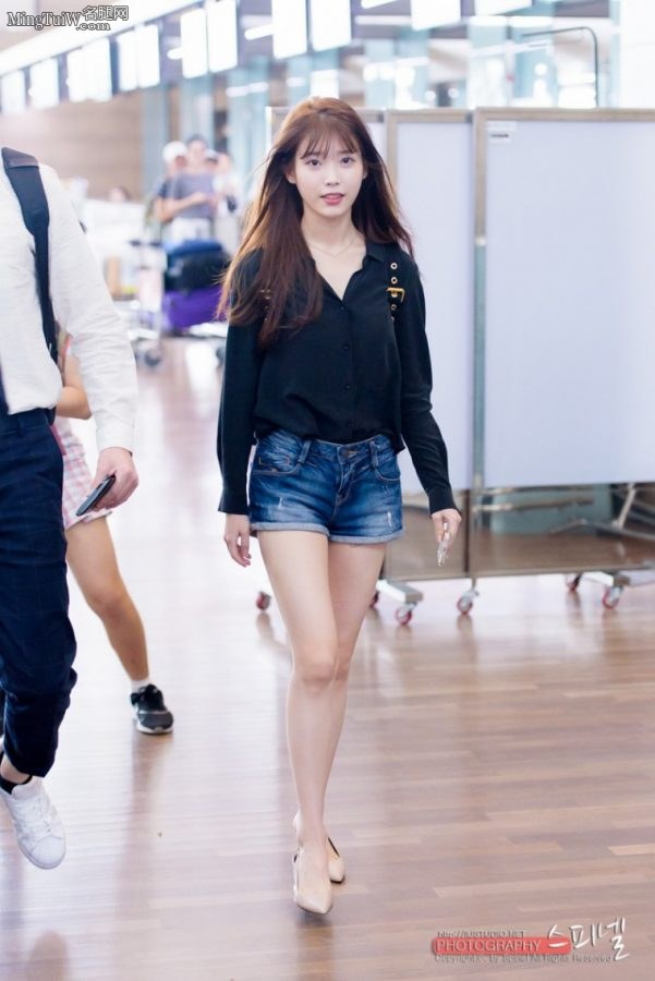 甜美的妹子李知恩牛仔热裤美腿(1/8)