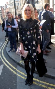 英国演员Jenni Falconer穿黑丝高跟走红毯