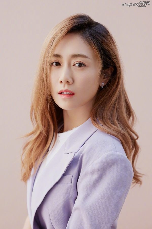 Elegant and gentle wife Liu Yun wears urban OL style in purple suit and high heels(4/6)