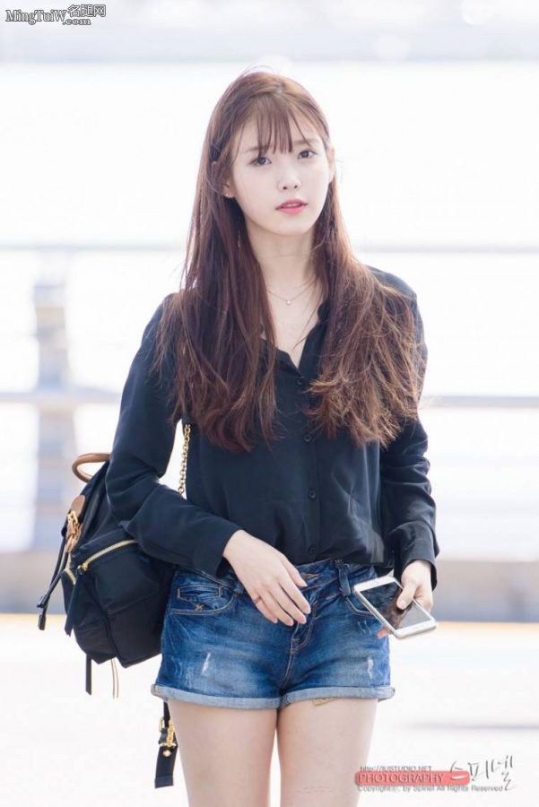 甜美的妹子李知恩牛仔热裤美腿(4/8)