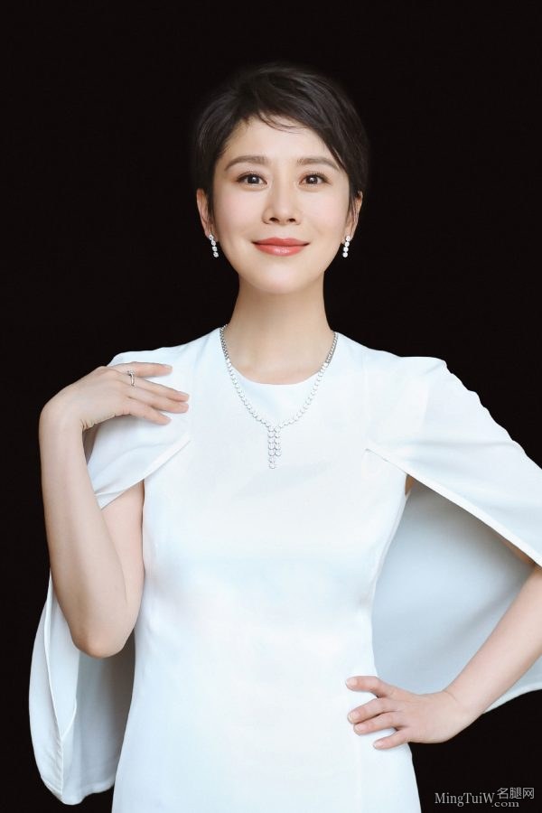 恬静优雅的女演员海清脚踩一字带凉高跟鞋(3/7)