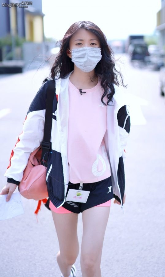 小姐姐洪一诺戴口罩外出被拍美腿(4/8)