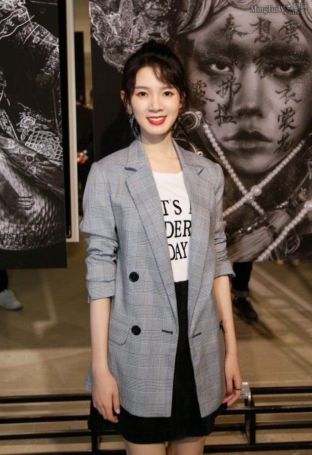 美女陈瑶玉腿白皙手指纤细(2/6)