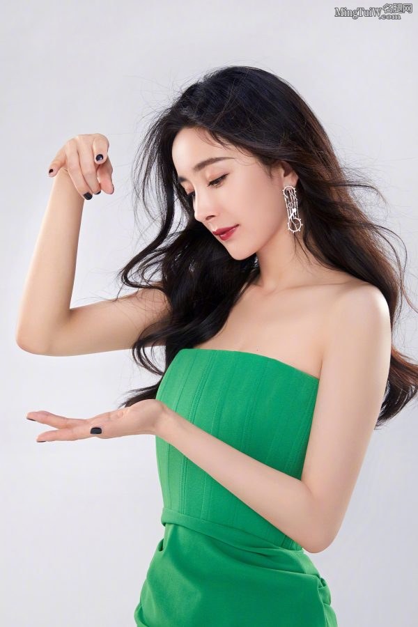 杨幂低胸绿裙大气写真抬起脚来让你看够(4/4)