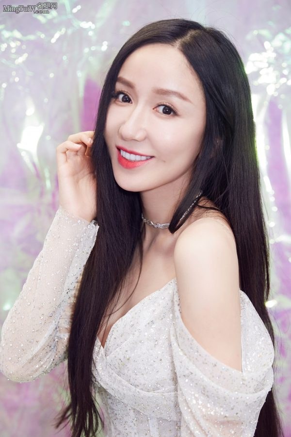 仙女下凡娄艺潇大秀精品洁白的玉腿(8/15)