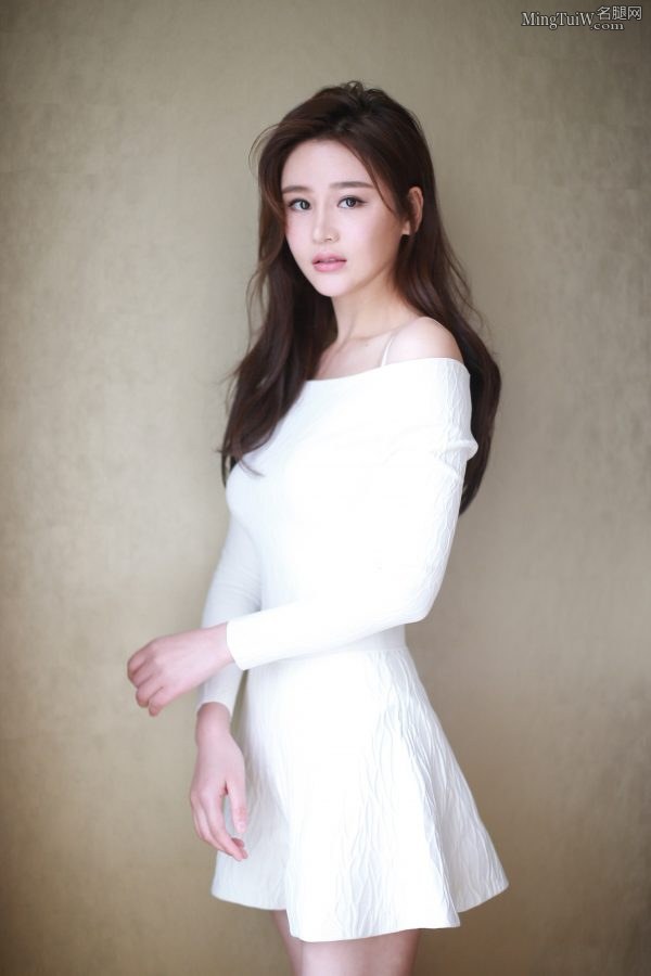 90后美女邱意浓白裙美腿大脚丫(4/8)