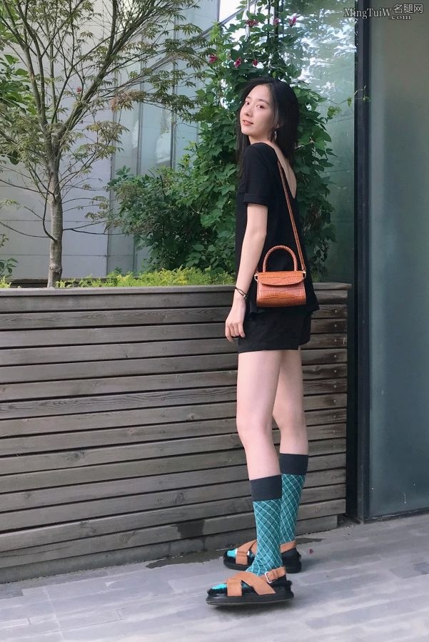 美丽的朱颜曼滋小姐姐自信秀长白腿(2/3)