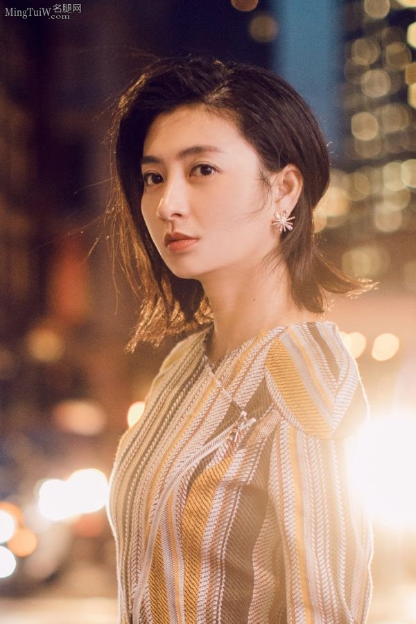 气质出众的女演员斓曦街头踩尖头高跟鞋拍写真(4/4)