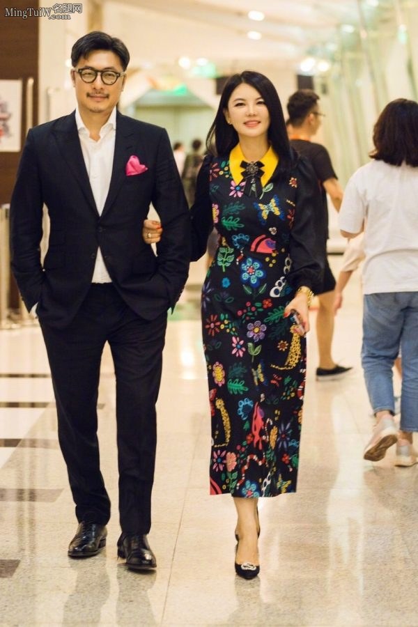 李湘脚穿细高跟录节目坐姿霸气(6/6)