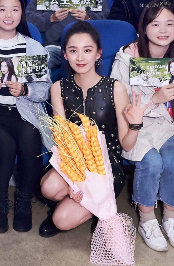 朱颜曼滋穿马丁靴大秀纤细笔直的美腿(4/10)