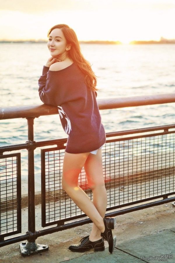 Lou Yixiao's lower body is missing and her beautiful legs are missing in the autumn beach photo(3/5)