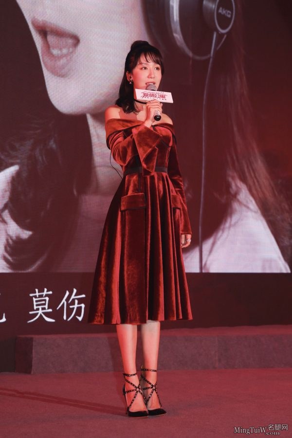 娄艺潇穿红色长裙露出雪白的膀子(16/16)