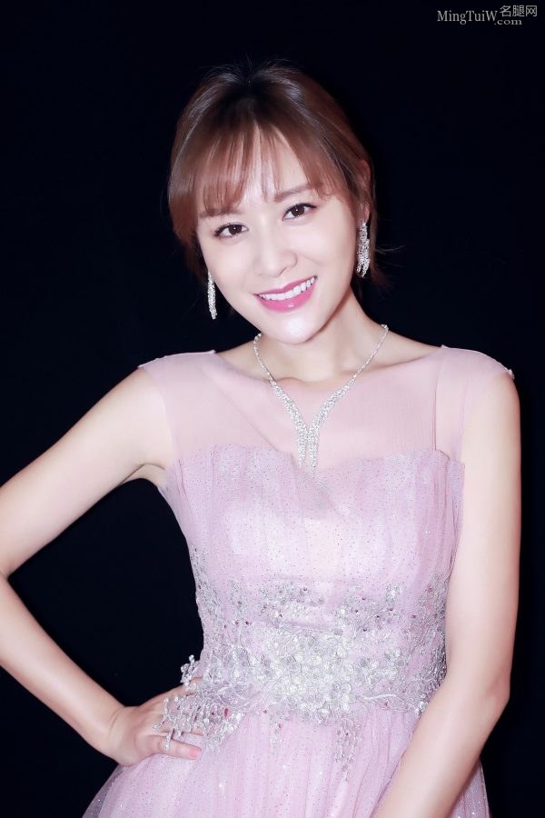 田亮老婆叶一茜身穿粉裙亮相满满少女感(6/6)