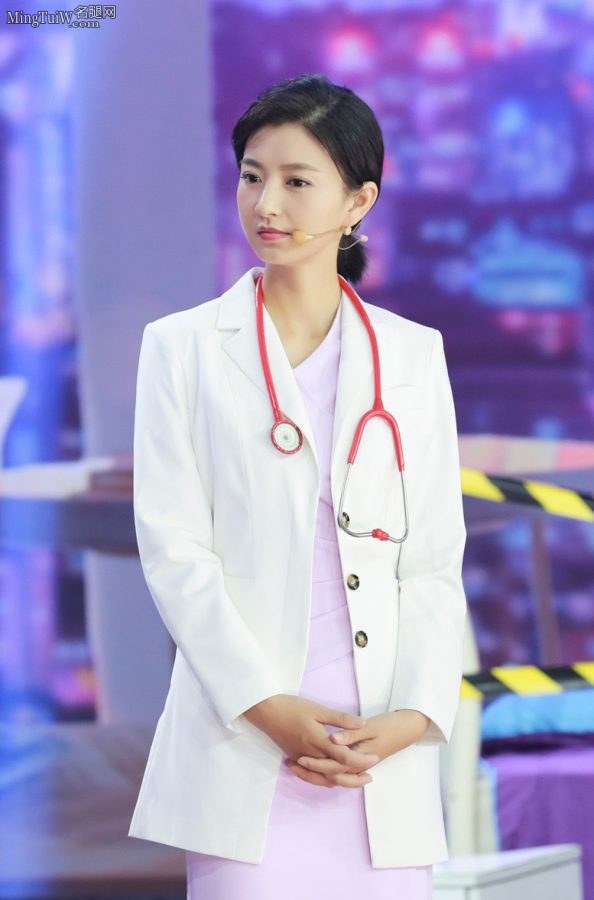 斓曦穿上医生制服在哪家医院上班？(3/3)