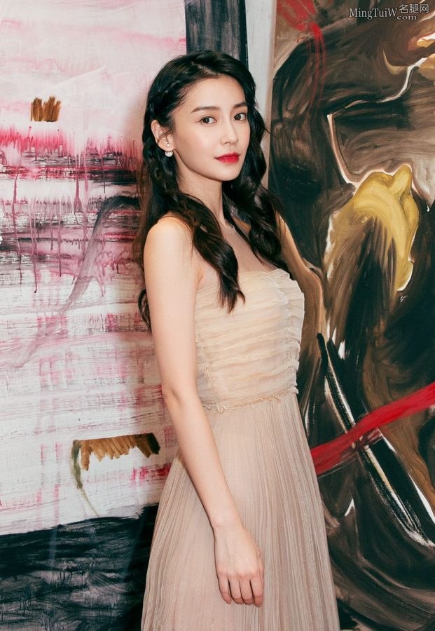 Angelababy纤细细滑的纹身脚踩尖头细高跟鞋(7/10)