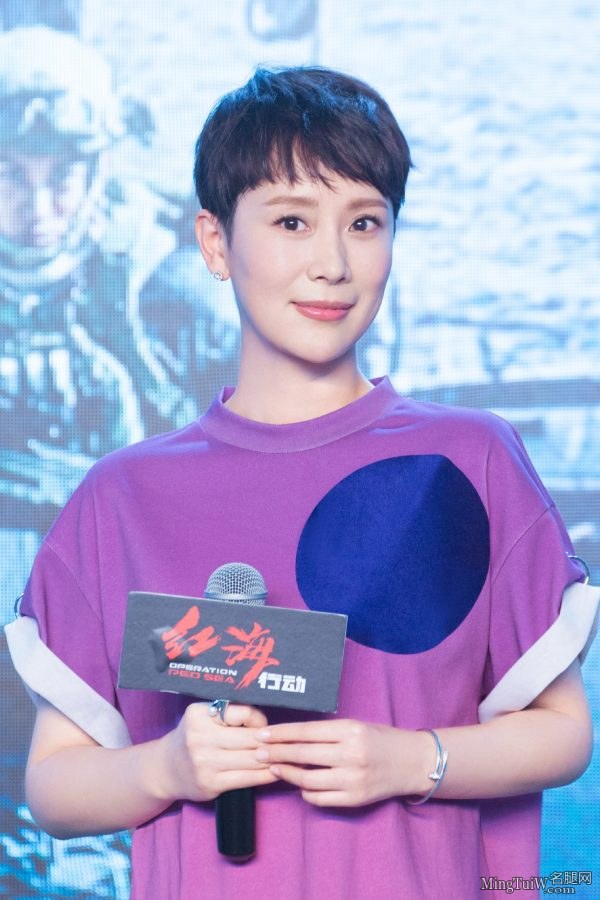 气质短头发美女海清脚踩蝴蝶高跟鞋(3/9)