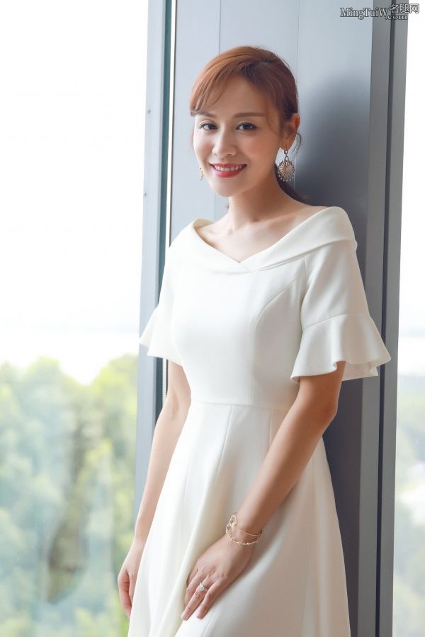 拥有一双修长美腿的叶一茜穿白裙亮相(5/6)