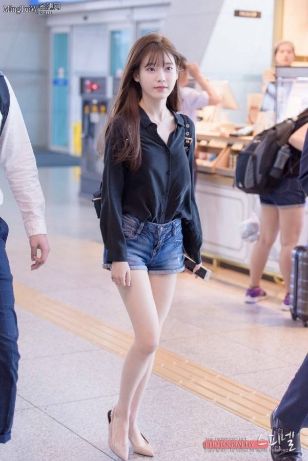 甜美的妹子李知恩牛仔热裤美腿(2/8)