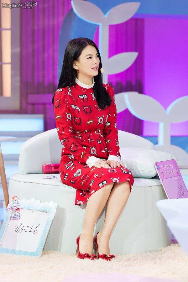 成熟的李湘坐姿优雅露出两条白粗腿(2/4)