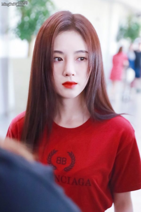 鞠婧祎短裙T恤现身机场小胸脯坚挺（第5张/共16张）