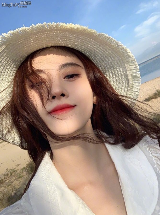 鞠婧祎穿小白裙在海边玩耍好漂亮的小女森(8/11)