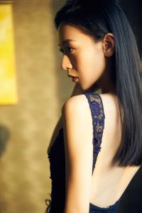 90后美女刘木子蓝色礼服露出光滑的美背