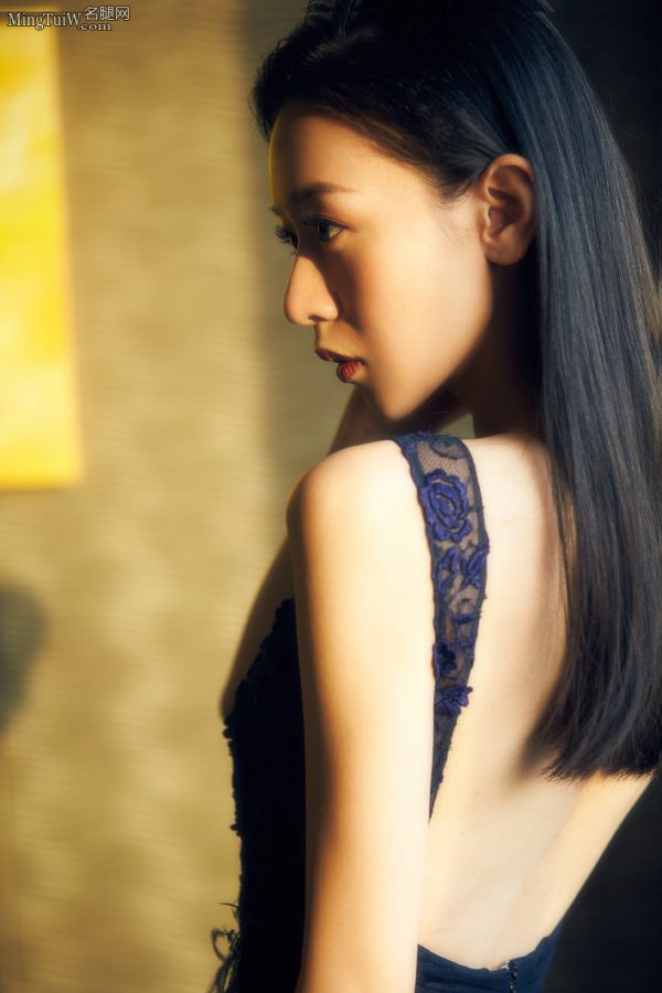 90后美女刘木子蓝色礼服露出光滑的美背(3/9)