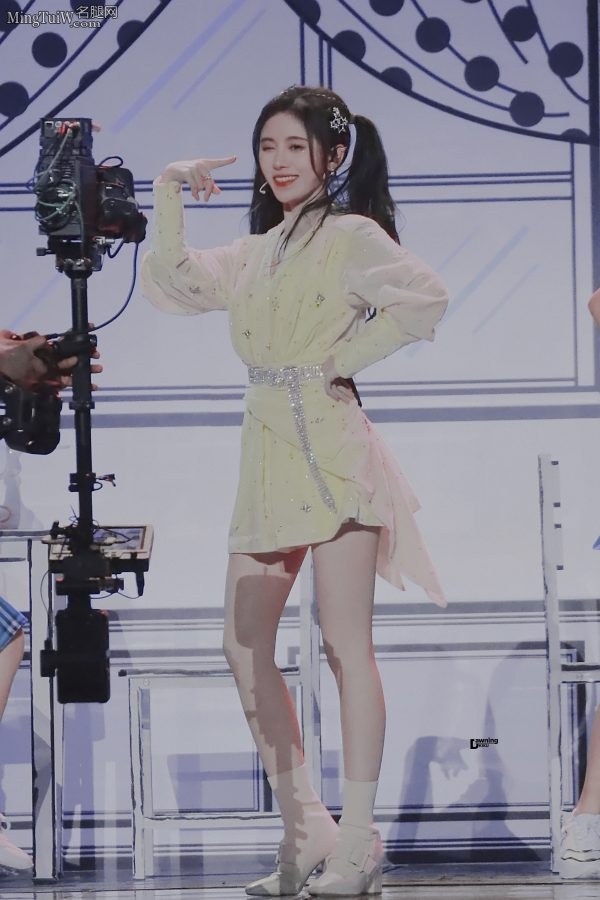 鞠婧祎表演可爱舞蹈狂秀玉腿(13/26)