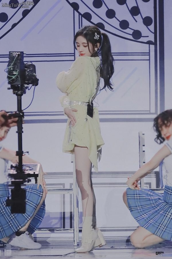 鞠婧祎表演可爱舞蹈狂秀玉腿(15/26)